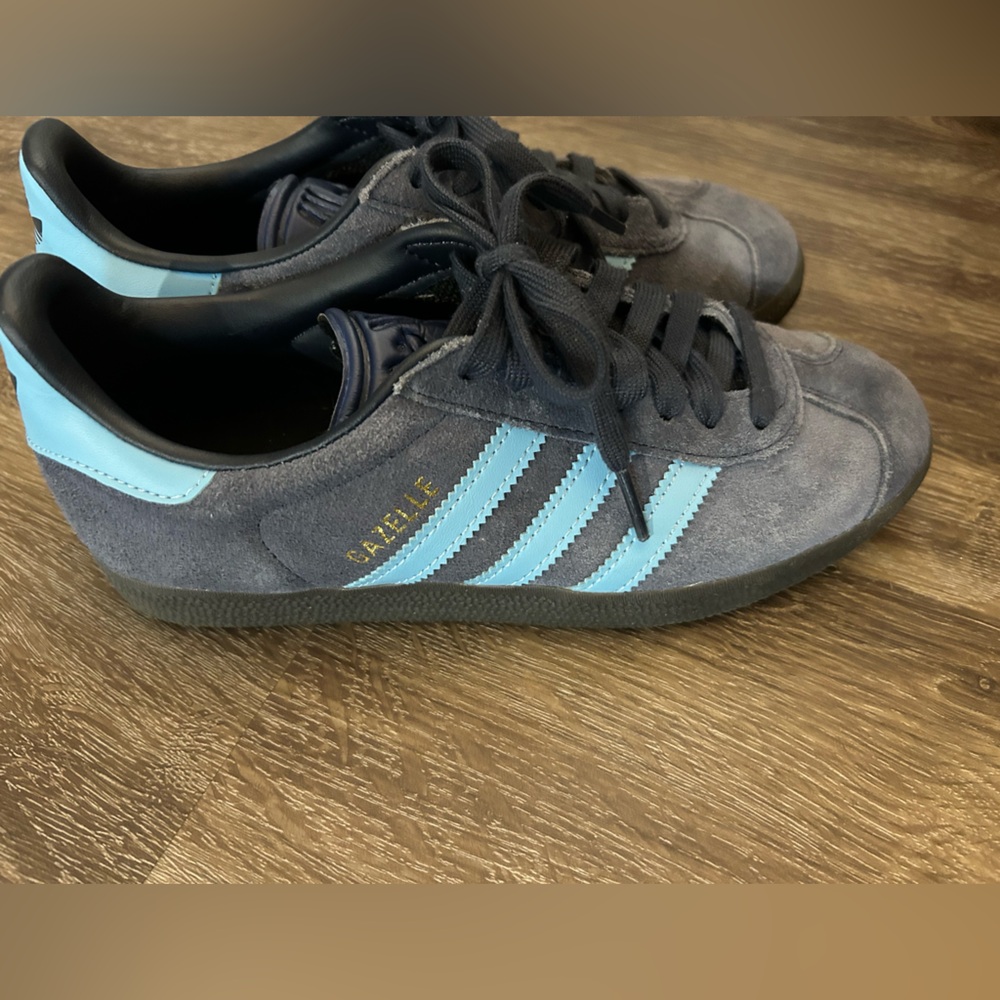gazelle Navy stripped sneakers  US mens 5, fits  women’s size 7